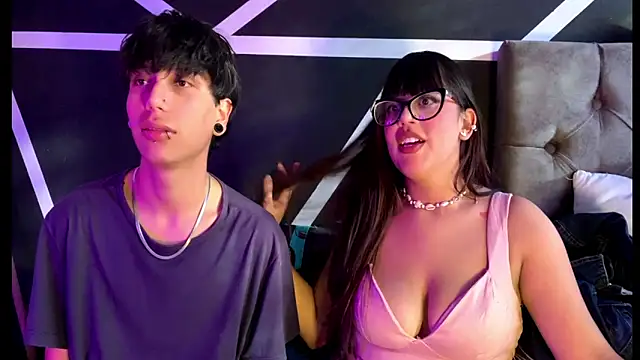 Snapshot of Emily_Andyy chatting on December 17, 9:31 pm Emily Andyy online show from December 17, 9:31 pm