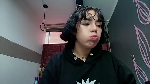 Kiara Fox   online show from May 5, 8:23 pm