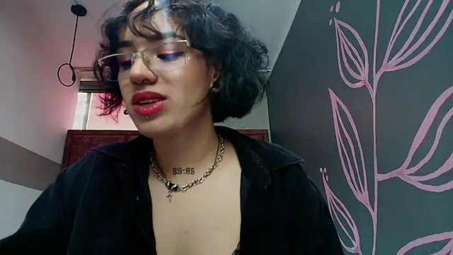 Kiara Fox   online show from May 4, 7:50 pm