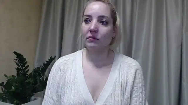 Snapshot of sweetpussy chatting on February 21, 8:51 am sweetpussy online show from February 21, 8:51 am