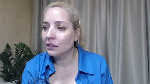 Snapshot of sweetpussy chatting on June 18, 3:17 pm sweetpussy online show from June 18, 3:17 pm