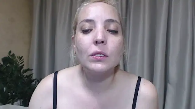 Snapshot of sweetpussy chatting on June 27, 3:40 pm sweetpussy online show from June 27, 3:40 pm