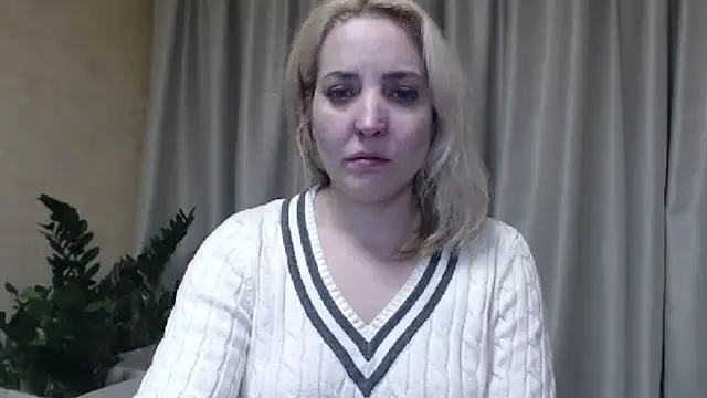 Snapshot of sweetpussy chatting on February 18, 3:31 pm sweetpussy online show from February 18, 3:31 pm