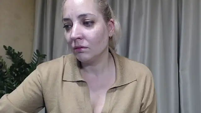 Snapshot of sweetpussy chatting on November 28, 5:13 pm sweetpussy online show from November 28, 5:13 pm