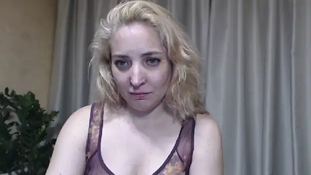 Snapshot of sweetpussy chatting on June 9, 3:57 pm sweetpussy online show from June 9, 3:57 pm