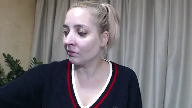 Snapshot of sweetpussy chatting on November 26, 2:28 pm sweetpussy online show from November 26, 2:28 pm