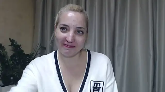 Snapshot of sweetpussy chatting on October 7, 10:05 am sweetpussy online show from October 7, 10:05 am