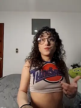 Snapshot of little__ammy chatting on February 5, 2:07 am little ammy online show from February 5, 2:07 am