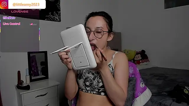 Snapshot of little__ammy chatting on February 22, 9:05 pm little ammy online show from February 22, 9:05 pm