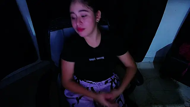 Snapshot of mia_walker22 chatting on December 18, 4:17 am mia walker22 online show from December 18, 4:17 am