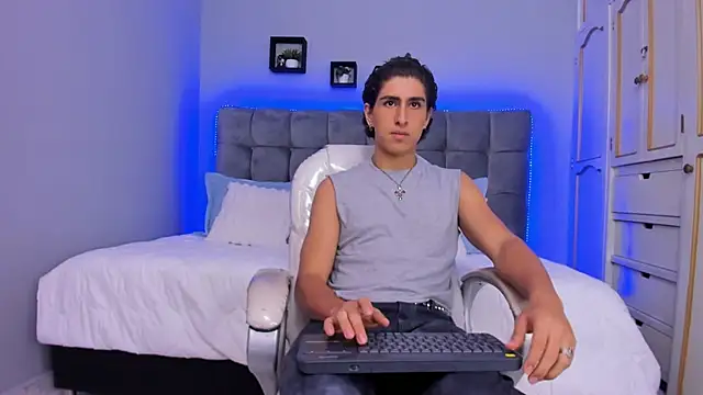 Andrew 03  online show from December 5, 8:50 pm