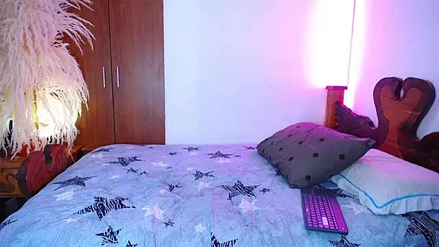 mishelolaya  online show from December 14, 11:21 pm