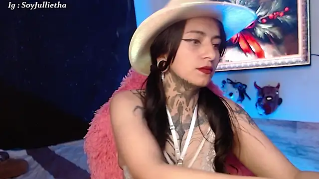 Snapshot of Julls420_ chatting on December 14, 3:46 am Julls420 online show from December 14, 3:46 am