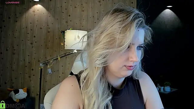 Snapshot of LunasShine chatting on December 15, 4:07 am LunasShine online show from December 15, 4:07 am