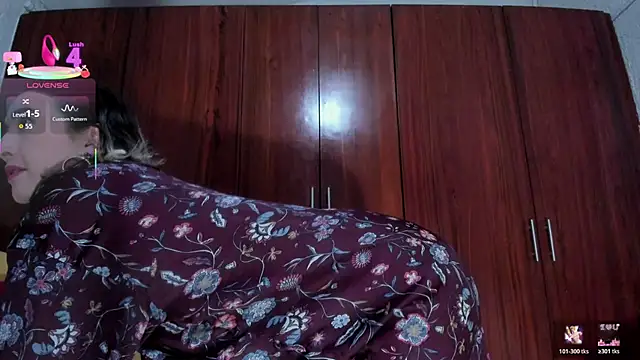 Snapshot of carly_grasso chatting on February 5, 7:48 am carly grasso online show from February 5, 7:48 am