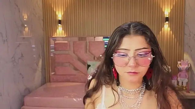 Snapshot of miss_devil_s chatting on February 19, 3:03 am miss devil s online show from February 19, 3:03 am