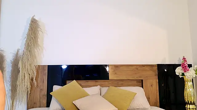 LucyHanks online show from March 28, 12:39 pm