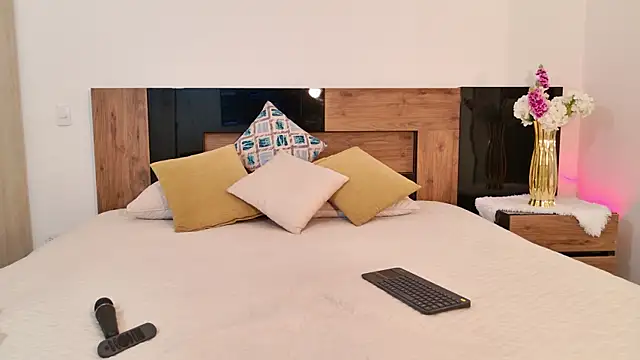 LucyHanks online show from April 13, 11:36 am