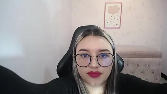 Snapshot of Iris_Bell_ch chatting on December 14, 11:27 am Iris Bell ch online show from December 14, 11:27 am