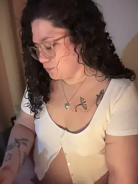 Snapshot of VanesssaMilf_ chatting on December 15, 3:45 am VanesssaMilf online show from December 15, 3:45 am