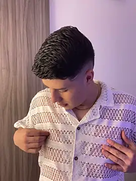 Snapshot of Goldenknight33 chatting on February 12, 2:17 pm Goldenknight33 online show from February 12, 2:17 pm