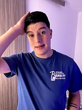 Snapshot of Goldenknight33 chatting on December 17, 5:07 pm Goldenknight33 online show from December 17, 5:07 pm