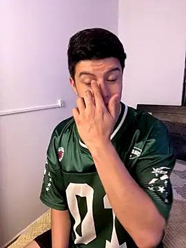 Snapshot of Goldenknight33 chatting on December 14, 12:33 pm Goldenknight33 online show from December 14, 12:33 pm