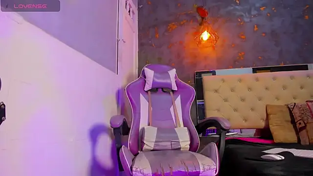 Aliice james online show from February 14, 8:09 pm