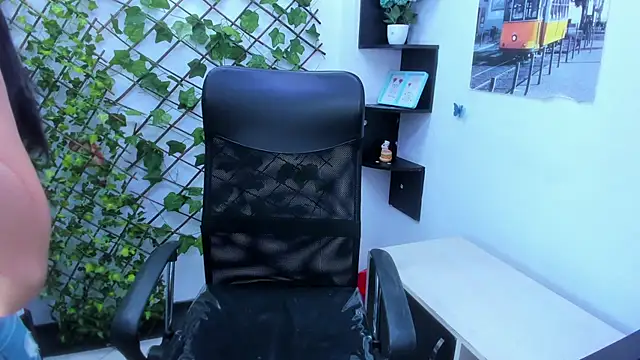 sophi hardd  online show from April 15, 2:21 pm