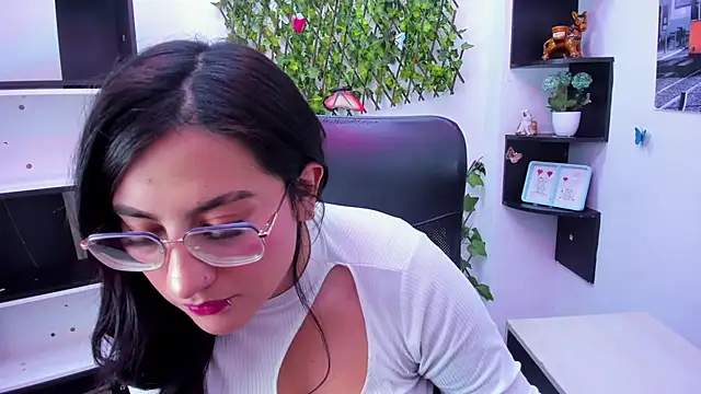 Snapshot of sophi_hardd_ chatting on February 21, 4:20 pm sophi hardd online show from February 21, 4:20 pm