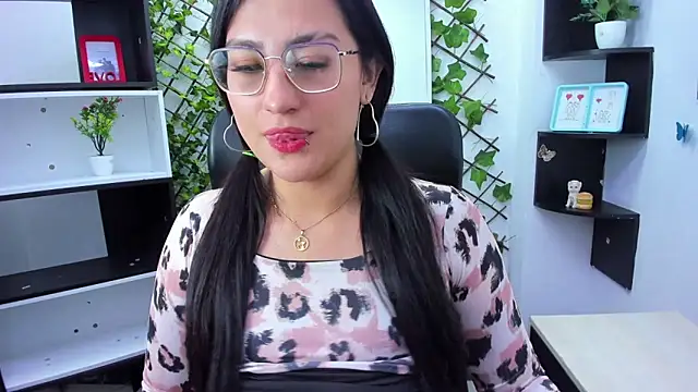 Snapshot of sophi_hardd_ chatting on April 24, 3:03 pm sophi hardd online show from April 24, 3:03 pm