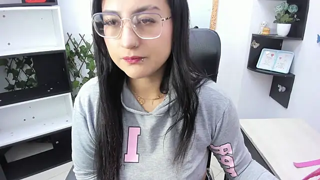 Snapshot of sophi_hardd_ chatting on February 4, 3:07 pm sophi hardd online show from February 4, 3:07 pm