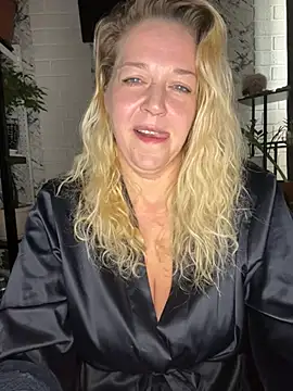 Snapshot of JenniferCarmen chatting on July 12, 3:40 am JenniferCarmen online show from July 12, 3:40 am