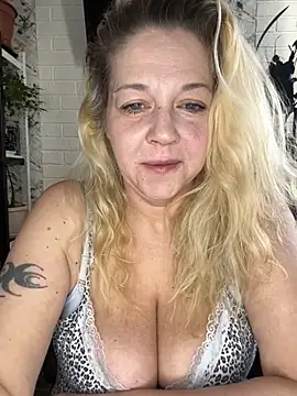 JenniferCarmen online show from April 3, 1:45 am