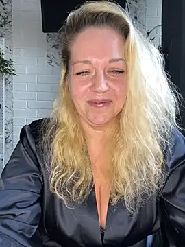 JenniferCarmen online show from April 15, 7:03 am