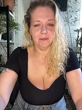 Snapshot of JenniferCarmen chatting on June 20, 2:05 am JenniferCarmen online show from June 20, 2:05 am