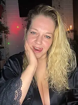 JenniferCarmen online show from May 25, 8:18 pm