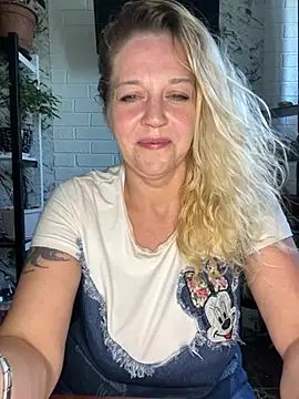 Snapshot of JenniferCarmen chatting on July 1, 8:03 am JenniferCarmen online show from July 1, 8:03 am