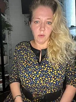 Snapshot of JenniferCarmen chatting on June 30, 3:28 am JenniferCarmen online show from June 30, 3:28 am