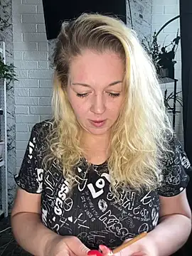 JenniferCarmen online show from April 23, 1:56 am