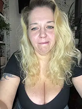 JenniferCarmen online show from April 9, 2:24 am