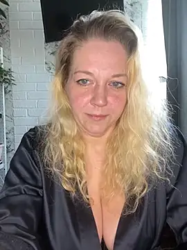 JenniferCarmen online show from May 12, 1:13 am