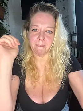 JenniferCarmen online show from May 24, 1:49 am