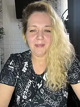 JenniferCarmen online show from April 28, 7:02 am