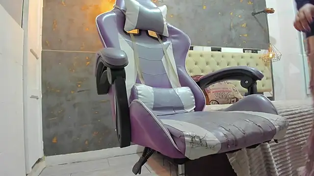 Snapshot of De_lirio chatting on December 15, 12:44 pm De lirio online show from December 15, 12:44 pm