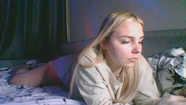 Snapshot of kit_katiki1 chatting on December 14, 6:57 pm kit katiki1 online show from December 14, 6:57 pm