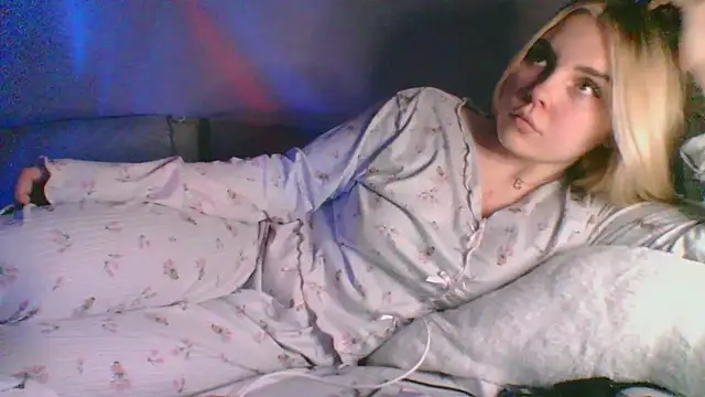 Snapshot of kit_katiki1 chatting on December 17, 1:54 am kit katiki1 online show from December 17, 1:54 am