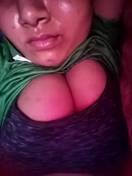 Snapshot of pihuu1313 chatting on May 15, 9:35 pm pihuu1313 online show from May 15, 9:35 pm