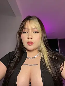 Snapshot of Daniela_ruizz chatting on May 15, 12:52 am Daniela ruizz online show from May 15, 12:52 am