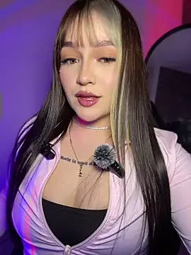 Snapshot of Daniela_ruizz chatting on April 22, 11:33 pm Daniela ruizz online show from April 22, 11:33 pm
